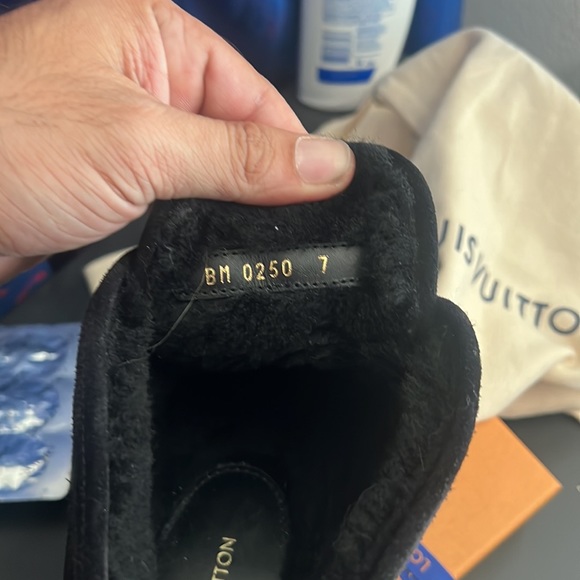 Luis Vuitton size 7 (US 8) - Picture 3 of 4